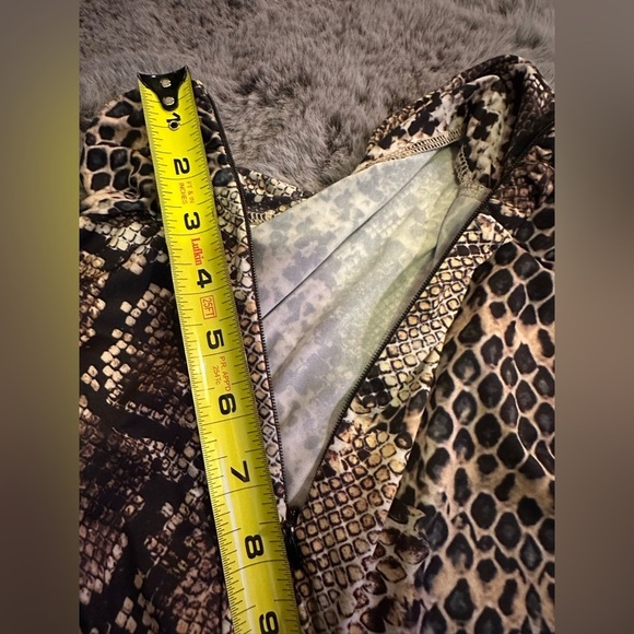 ELIE TAHARI
Snake-Print Long-Sleeve simply fabulous Blouse size M - Picture 12 of 12